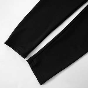 Gros plan détaillé du tissu élastique noir avec coutures à double aiguille soignées