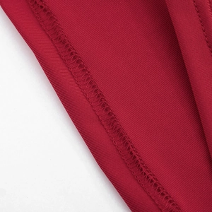 Gros plan détaillé montrant les coutures de qualité et le tissu élastique de la robe rouge