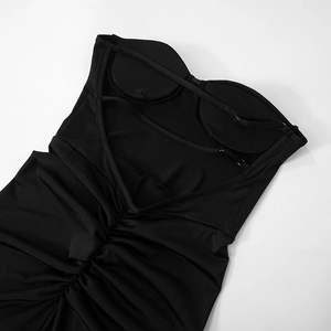 Détail du décolleté en cœur noir avec bonnets intégrés et fines bretelles réglables