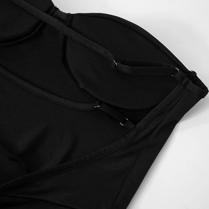 Détail des bretelles réglables et des bonnets intégrés du combishort noir chic
