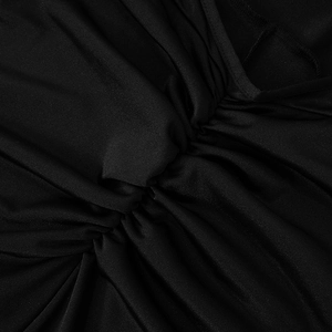Détail du tissu satiné noir avec fronces élégantes et texture drapée sur la combinaison