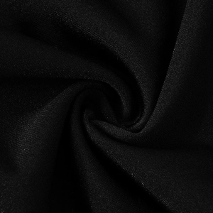 Gros plan sur un tissu en maille noire montrant le tricot haute densité et la matière élastique
