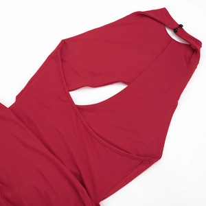 Détail de robe dos nu rouge avec découpe profonde dans le dos et boutons noirs chic