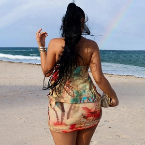 Mini abito a fascia con stampa floreale in spiaggia con arcobaleno e onde del mare