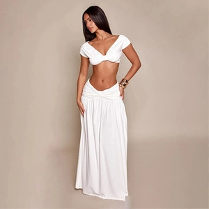 Vue détaillée d'un ensemble blanc avec nœud à la taille et texture de jupe froncée chic