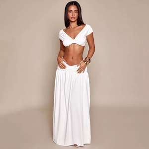 Ensemble blanc deux pièces pour femme avec crop top col en V et jupe longue taille haute