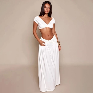 Détail d'un ensemble blanc deux pièces avec crop top dos nu et jupe longue froncée