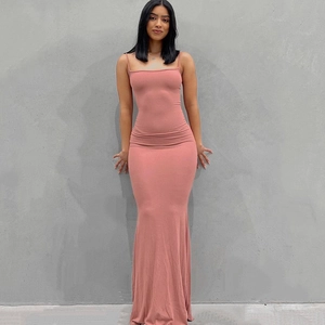 Détail d'une robe maxi moulante mauve montrant les fines bretelles et le tissu tricoté