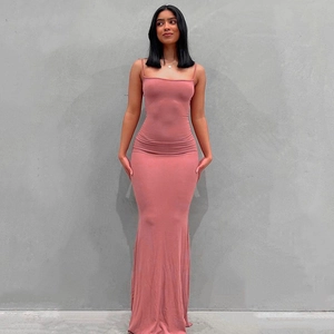 Détail d'une robe longue moulante rose poudré avec de fines bretelles et un décolleté carré
