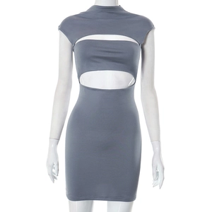 Detalle del vestido ajustado gris mostrando el diseño cut-out y la textura del tejido