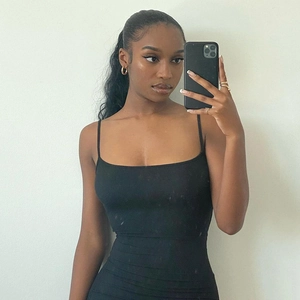 Selfie miroir montrant la coupe et la texture d'une robe longue moulante noire à bretelles