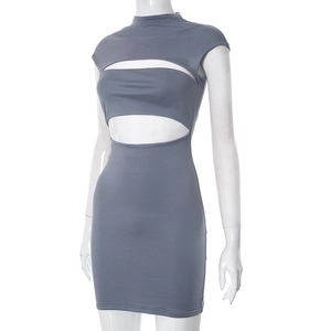 Vista frontal detallada del vestido corto gris oscuro con detalles de diseño cut-out