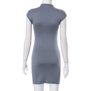 Vista trasera de mini vestido gris ajustado con cuello alto y textura de punto suave