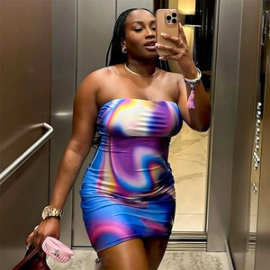 Kleurrijke strapless dames mini-jurk met abstracte print en nauwsluitende pasvorm