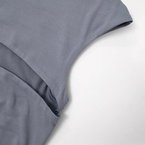 Detalle de costuras finas y textura de tela suave en el vestido corto gris azul