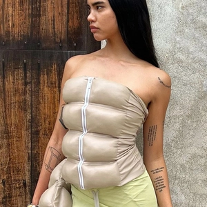Détail du haut tube zippé matelassé beige montrant la texture et la fermeture éclair