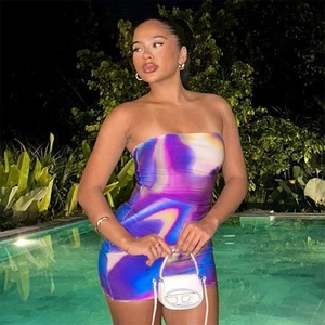 Bodycon strapless mini-jurk met een levendige blauwe en paarse psychedelische vloeistofprint
