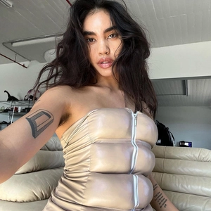 Détail du gilet bustier beige en similicuir matelassé avec fermeture éclair en métal