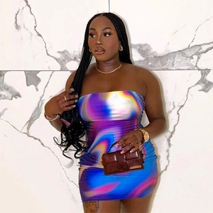 Detail van de strakke strapless mini-jurk met levendige psychedelische wervelprint