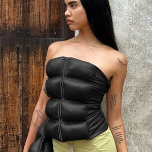 Détail du gilet bouffant noir sans bretelles avec fermeture éclair et texture matelassée