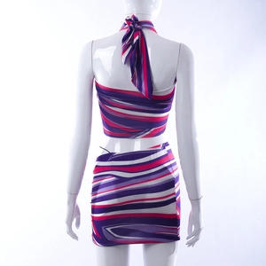 Achteraanzicht van gestreepte haltertop en bodycon minirok set op een witte mannequin
