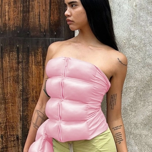 Détail du gilet bustier matelassé rose montrant le zip en métal et la texture