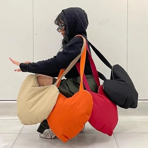 Grand sac bandoulière en forme de cœur en quatre couleurs vives pour style urbain