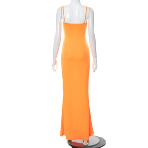 Vue arrière d'une robe longue moulante orange vif avec de fines bretelles et une coupe cintrée