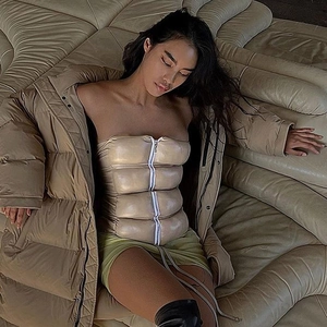 Vue détaillée du top tube zippé rembourré champagne avec un design en tissu matelassé