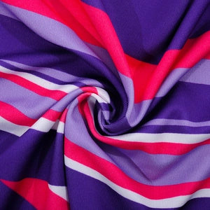 Detail van paars-roze gestreepte stretchstof met een elegante spiraalvormige drapering