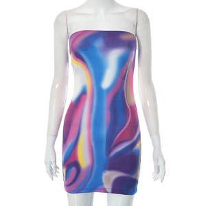 Detail van kleurrijke abstracte print op de strakke strapless mini-jurk van stretchstof