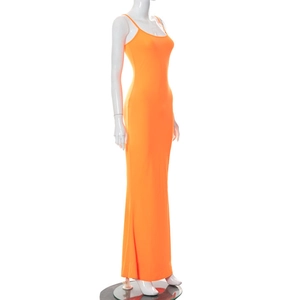 Détail d'une robe longue moulante orange vif à fines bretelles et coupe extensible