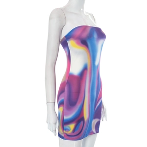 Detailopname van de levendige marmeren print en elastische stof op de nauwsluitende tubedress