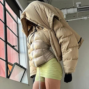 Vue détaillée d'un gilet matelassé kaki surdimensionné avec une grande capuche design