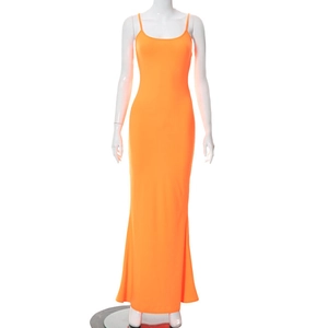 Détail de la robe longue moulante orange vif avec fines bretelles et tissu élastique