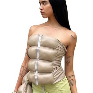 Détail d'un haut bustier kaki rembourré avec texture matelassée et fermeture éclair blanche