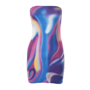 Detail van levendige abstracte kunstdruk op een nauwsluitende strapless mini-jurk