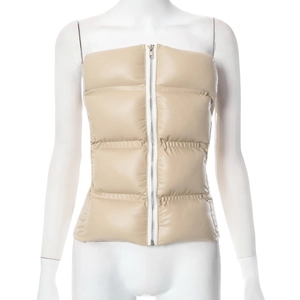 Détail d'un gilet bandeau rembourré en cuir PU beige avec fermeture à glissière argentée