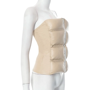 Détail du gilet bustier beige en similicuir matelassé avec zip métallique