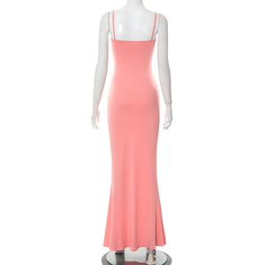Vue arrière d'une robe longue rose moulante à fines bretelles en maille côtelée