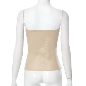 Vue détaillée du dos de ce gilet bustier moulant couleur abricot en tissu synthétique lisse