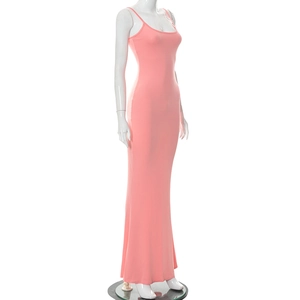 Détail de la robe longue moulante rose avec fines bretelles et tissu en maille douce