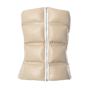 Détail de la fermeture éclair métallique et de la texture matelassée du gilet beige