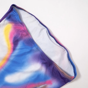 Detail van de aura-verlooop print en fijne stiksels op een slanke strapless jurk