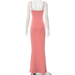 Détail du dos de la robe longue rose sans manches avec fines bretelles ajustées