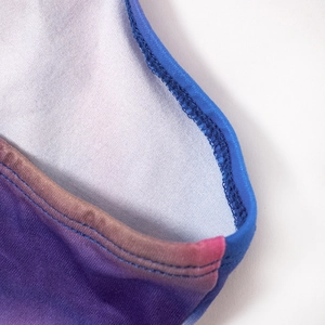 Detailweergave van dubbele naaldstiksels en gradiëntprint op de mouwloze bodyconjurk