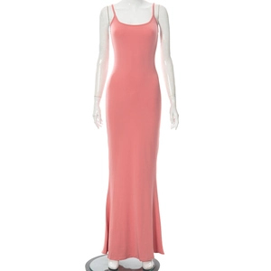 Vue détaillée de la robe longue moulante rose corail en maille élastique ajustée