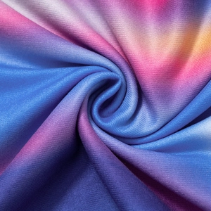 Macro-opname van kleurrijke tie-dye gebreide stof met paarse en blauwe texturen