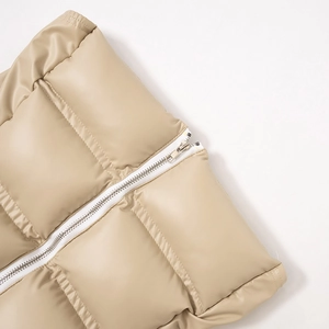 Détail de gilet matelassé kaki en similicuir avec surpiqûres carrées et fermeture éclair