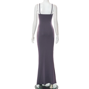 Vue détaillée du dos d'une robe longue moulante violette avec de fines bretelles